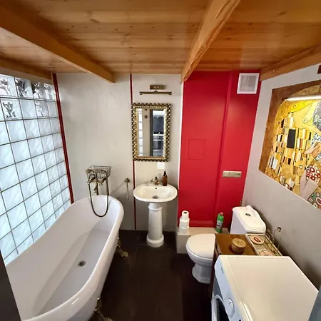 Artistic Loft-style With Mezzanine דירה *